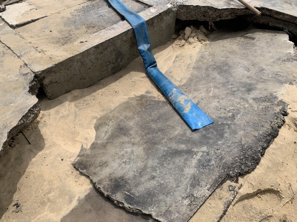 Đà Nẵng: Hàng loạt nắp cống, hố ga hư hại đang “bẫy” người dân đi biển