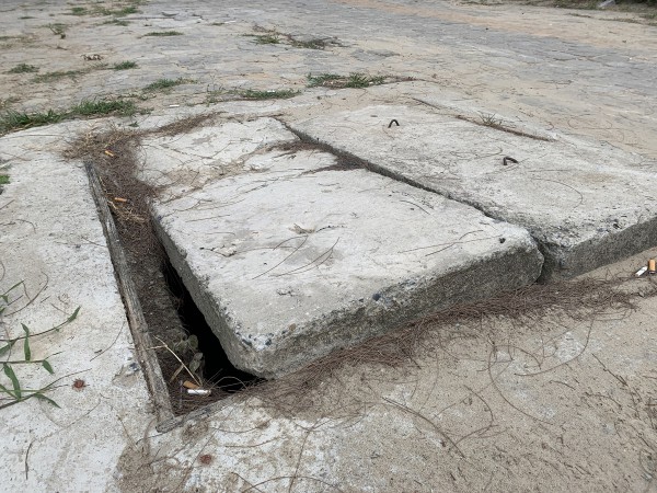 Đà Nẵng: Hàng loạt nắp cống, hố ga hư hại đang “bẫy” người dân đi biển