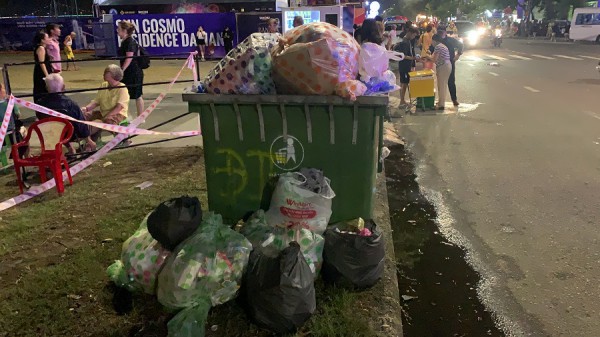 Đà Nẵng: Hàng trăm bạn trẻ cùng nhặt rác sau khi kết thúc pháo hoa