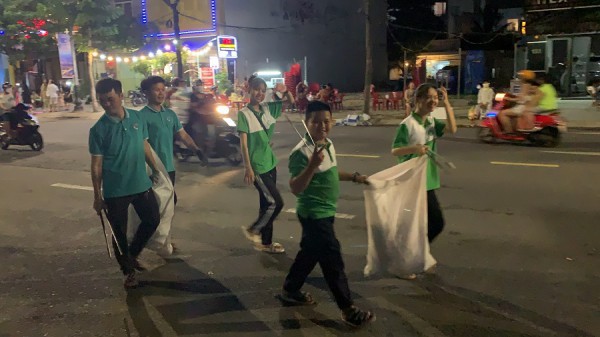 Đà Nẵng: Hàng trăm bạn trẻ cùng nhặt rác sau khi kết thúc pháo hoa