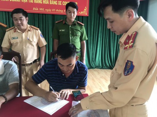 Đắk Nông: Tuyên truyền, vận động chủ xe, tài xế ký cam kết không vi phạm luật giao thông