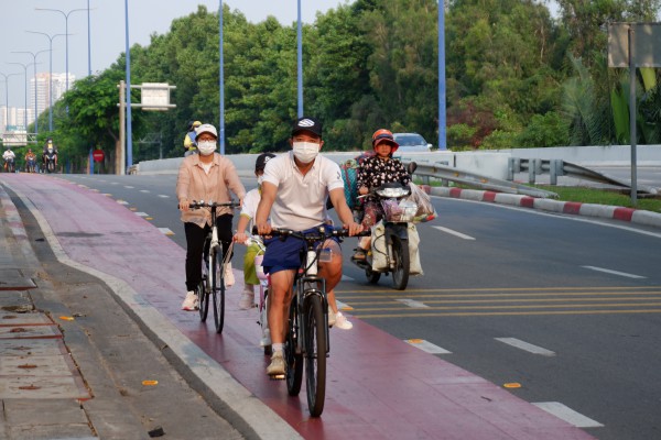 Đầu năm, người dân TPHCM hào hứng trải nghiệm làn đường dành riêng cho xe đạp
