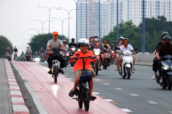 Đầu năm, người dân TPHCM hào hứng trải nghiệm làn đường dành riêng cho xe đạp