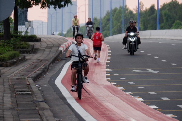 Đầu năm, người dân TPHCM hào hứng trải nghiệm làn đường dành riêng cho xe đạp