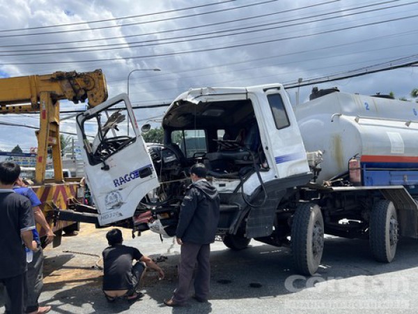 Đầu xe bồn nát bươm sau cú tông xe container, tài xế được cứu