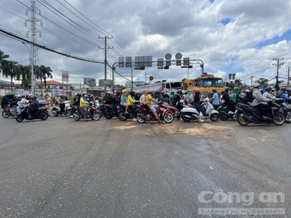 Đầu xe bồn nát bươm sau cú tông xe container, tài xế được cứu