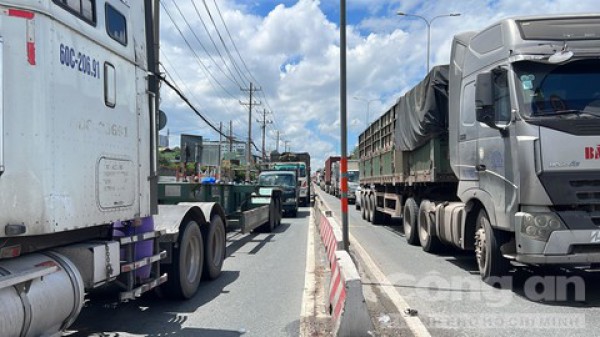 Đầu xe bồn nát bươm sau cú tông xe container, tài xế được cứu