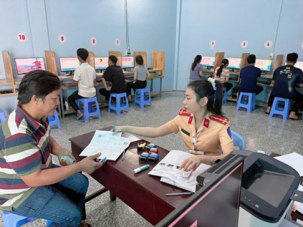 Đề xuất rút ngắn thời gian cấp mới Giấy phép lái xe điện tử xuống còn 4,5 ngày, cấp đổi còn 3,5 ngày