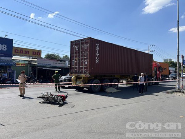 Đi khám bệnh về, một phụ nữ tử vong thương tâm dưới bánh xe container