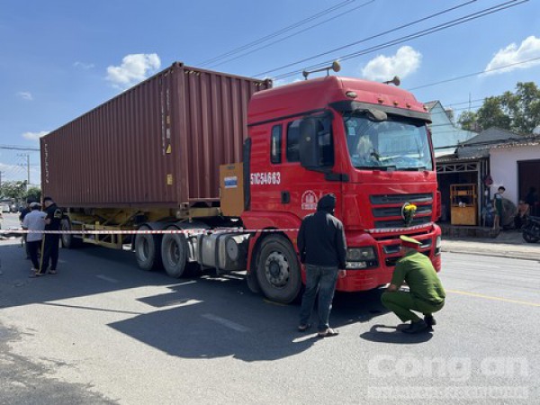 Đi khám bệnh về, một phụ nữ tử vong thương tâm dưới bánh xe container