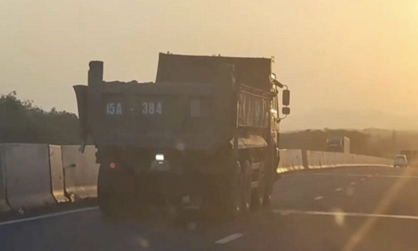 Điều khiển xe ben chạy làn bên trái của cao tốc, tài xế bị phạt 6 triệu đồng, trừ 2 điểm