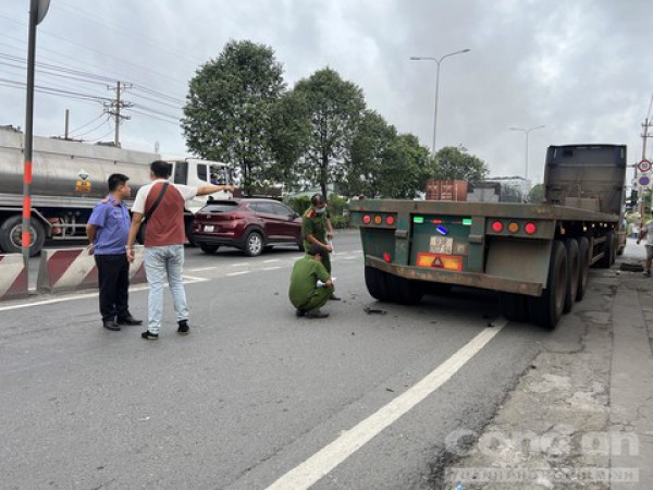 Điều tra vụ một thanh niên đi xe máy tử vong bên hông xe đầu kéo