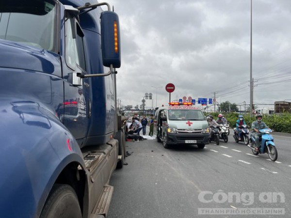 Điều tra vụ một thanh niên đi xe máy tử vong bên hông xe đầu kéo