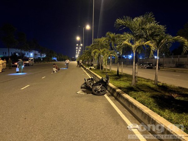 Điều tra vụ phát hiện nam sinh viên nằm chết trên dải phân cách trong đêm