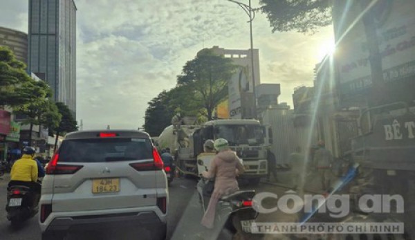 Đoàn xe bồn chở bê-tông gây ùn ứ giao thông giờ cao điểm giữa đô thị Đà Nẵng Đoàn xe bồn chở bê-tông gây ùn ứ giao thông giờ cao điểm giữa đô thị Đà Nẵng