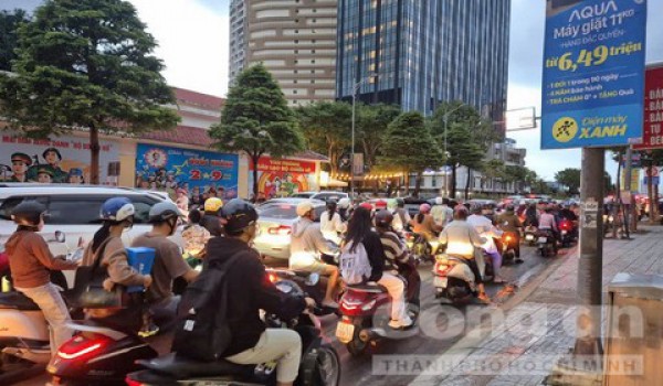 Đoàn xe bồn chở bê-tông gây ùn ứ giao thông giờ cao điểm giữa đô thị Đà Nẵng Đoàn xe bồn chở bê-tông gây ùn ứ giao thông giờ cao điểm giữa đô thị Đà Nẵng