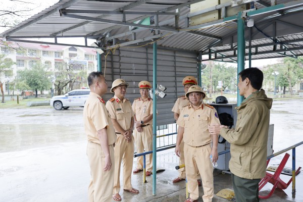 Đội hình CSGT Công an TPHCM dọn dẹp sạch sẽ bệnh viện, khu dân cư tại Gia Lai