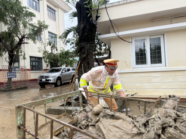 Đội hình CSGT Công an TPHCM dọn dẹp sạch sẽ bệnh viện, khu dân cư tại Gia Lai