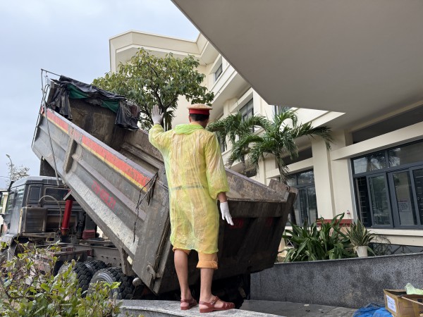 Đội hình CSGT Công an TPHCM dọn dẹp sạch sẽ bệnh viện, khu dân cư tại Gia Lai