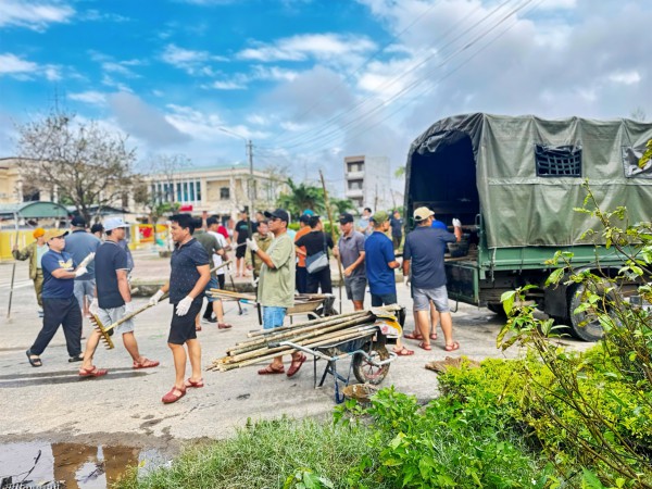 Đội hình CSGT Công an TPHCM dọn dẹp sạch sẽ bệnh viện, khu dân cư tại Gia Lai