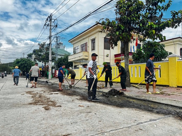 Đội hình CSGT Công an TPHCM dọn dẹp sạch sẽ bệnh viện, khu dân cư tại Gia Lai