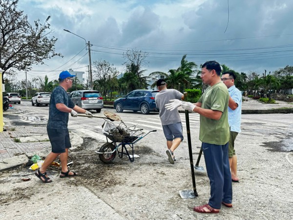 Đội hình CSGT Công an TPHCM dọn dẹp sạch sẽ bệnh viện, khu dân cư tại Gia Lai