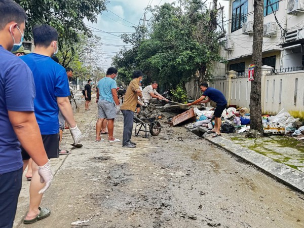 Đội hình CSGT Công an TPHCM dọn dẹp sạch sẽ bệnh viện, khu dân cư tại Gia Lai