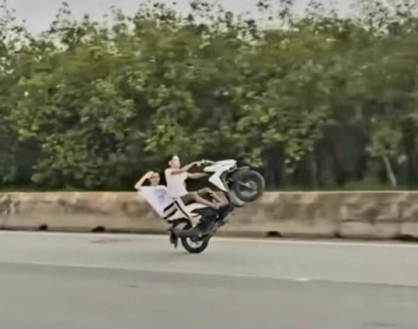 Đồng Nai: Xử lý nhóm thanh niên "biểu diễn” chạy xe bằng một bánh trên QL51