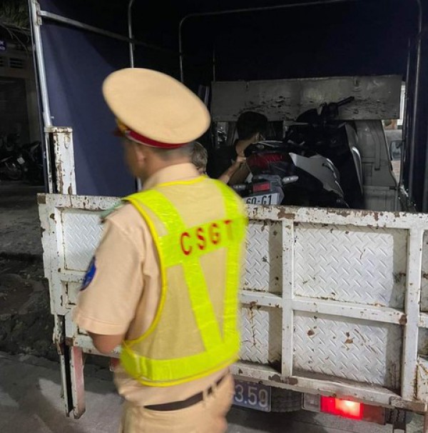 Đồng Nai: Xử lý nhóm thanh niên "biểu diễn” chạy xe bằng một bánh trên QL51