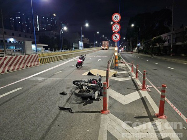 Đứng chụp ảnh để báo cáo chấm công, nam bảo vệ bị xe máy tông tử vong