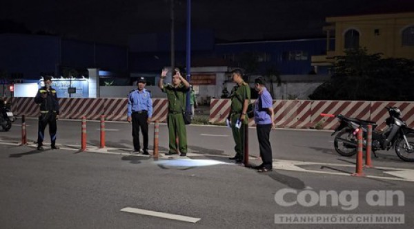 Đứng chụp ảnh để báo cáo chấm công, nam bảo vệ bị xe máy tông tử vong