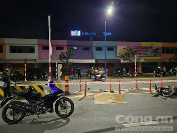 Đứng chụp ảnh để báo cáo chấm công, nam bảo vệ bị xe máy tông tử vong