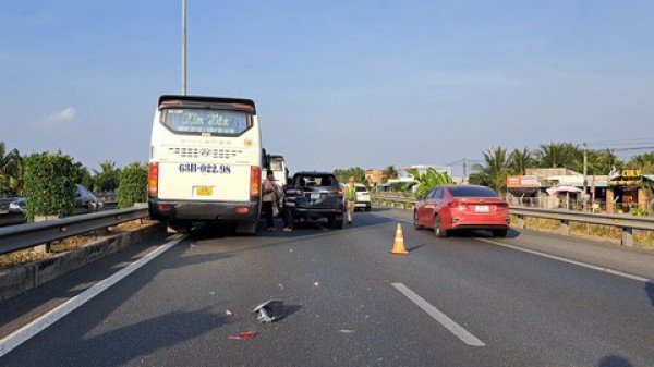 Đường cao tốc TPHCM-Trung Lương kẹt xe hơn 5km sau tai nạn liên hoàn Đường cao tốc TPHCM-Trung Lương kẹt xe hơn 5km sau tai nạn liên hoàn