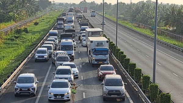 Đường cao tốc TPHCM-Trung Lương kẹt xe hơn 5km sau tai nạn liên hoàn Đường cao tốc TPHCM-Trung Lương kẹt xe hơn 5km sau tai nạn liên hoàn