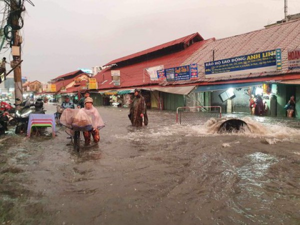 Đường sá tắc nghẽn vì mưa lớn, CSGT dùng xe đặc chủng hỗ trợ người dân