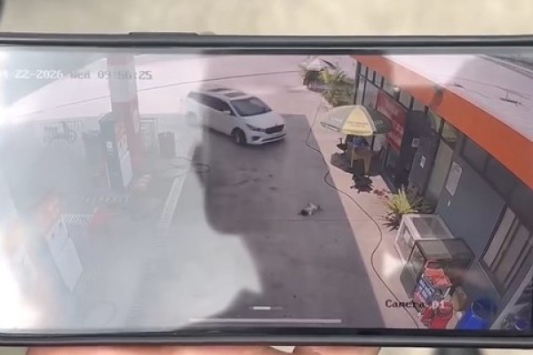 Ô tô cán bé gái 2 tuổi tử vong tại cây xăng ở TPHCM