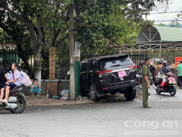 Ô tô húc sập tường nhà dân ở ngã tư đường, nhiều người hú vía