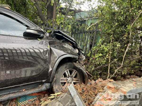 Ô tô húc sập tường nhà dân ở ngã tư đường, nhiều người hú vía