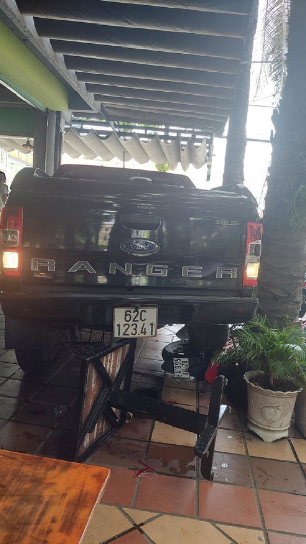 Ô tô “không người lái” lao vào quán cà phê, khách chạy tán loạn, 1 người bị thương