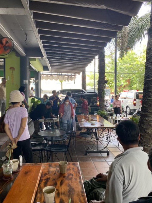 Ô tô “không người lái” lao vào quán cà phê, khách chạy tán loạn, 1 người bị thương