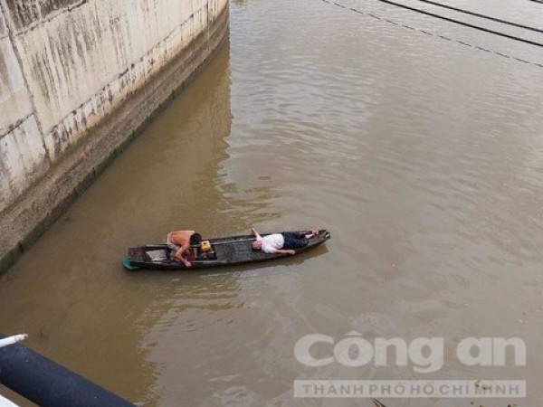 Ô tô lao xuống sông, người dân chèo ghe ra cứu tài xế
