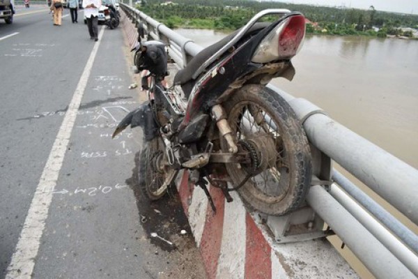 Ô tô tông xe máy trên cầu Hàm Luông, một phụ nữ rơi xuống sông mất tích