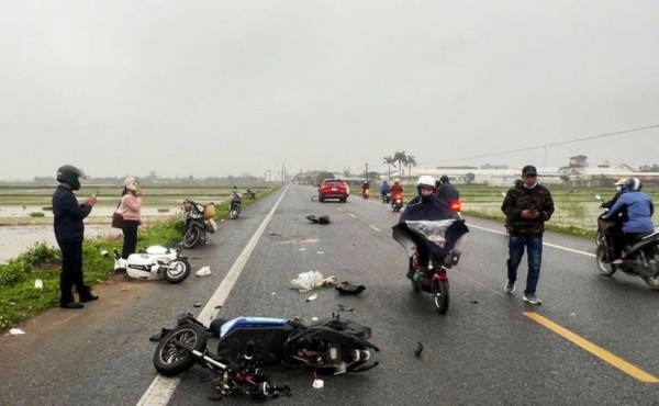 Ô tô va chạm liên tiếp hai xe máy điện khiến hai nữ sinh tử vong thương tâm Ô tô va chạm liên tiếp hai xe máy điện khiến hai nữ sinh tử vong thương tâm