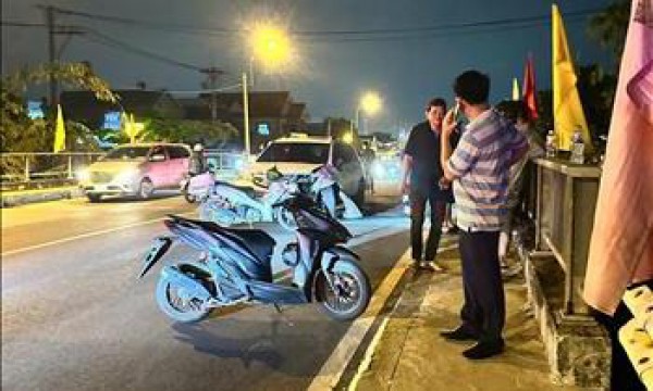 Ôtô lấn sang làn đường ngược chiều tông xe máy khiến 3 người thương vong