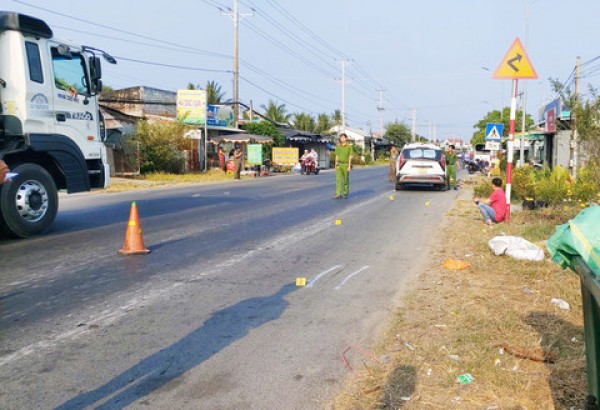 Ôtô va chạm 2 xe đạp của người đi tập thể dục lúc sáng sớm, 2 người thương vong