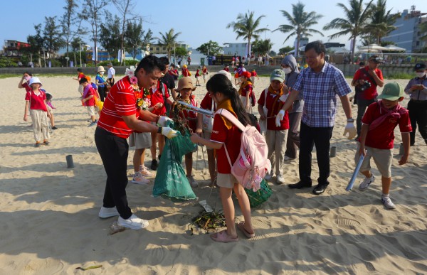 600 người nhặt rác hưởng ứng Ngày hội môi trường "Biển Đà Nẵng mãi trong xanh"