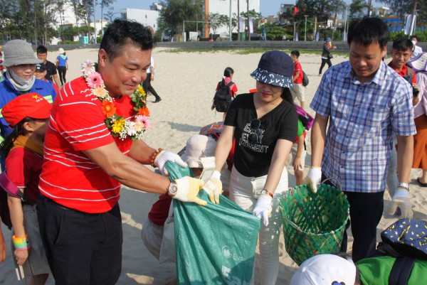 600 người nhặt rác hưởng ứng Ngày hội môi trường "Biển Đà Nẵng mãi trong xanh"