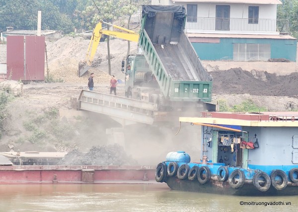 Bắc Giang: Hàng trăm tấn tro bay được đổ xuống cảng trái phép Tùng Bắc ra sao?