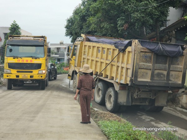 Bắc Ninh: Đoàn xe chở khoáng sản gây ô nhiễm khu vực đê sông Cầu