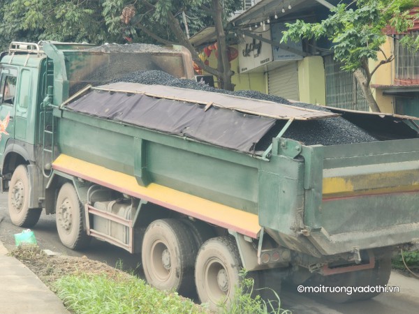 Bắc Ninh: Đoàn xe chở khoáng sản gây ô nhiễm khu vực đê sông Cầu